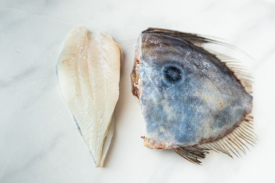 Gallo del lunar refrigerado sin espinas ideal para los más pequeños de la casa. Fritos, a la plancha o guisados con patatas. Comprar pescado en Cádiz. Haz tu compra online de productos de mercado de abastos de Cádiz y te lo llevamos a tu casa. Mercados de Cádiz (+34) 698 98 41 46