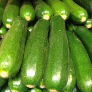 El mejor calabacín de la huerta de Conil en el Mercado Central de Abastos de Cádiz ideales para hacerlos en crema, puré, rellenos, al horno, rebozados o para pisto. Verduras frescas online. Mercados de Cádiz venta online