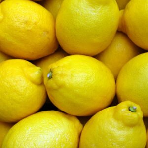 ¡Descubre los limones frescos y llenos de sabor de mercadosdecadiz.com! Estos cítricos no solo son deliciosos, sino que también ofrecen una amplia gama de beneficios para tu salud. Los limones son una excelente fuente de vitamina C, fortalecen tu sistema inmunológico y actúan como antioxidantes. Además, su jugo ácido mejora la digestión y su aroma refrescante eleva tu estado de ánimo. ¡Disfruta de los beneficios de los limones con nuestro servicio a domicilio en mercadosdecadiz.com!