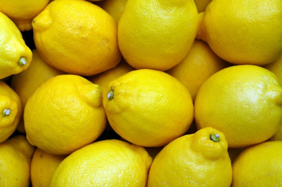 ¡Descubre los limones frescos y llenos de sabor de mercadosdecadiz.com! Estos cítricos no solo son deliciosos, sino que también ofrecen una amplia gama de beneficios para tu salud. Los limones son una excelente fuente de vitamina C, fortalecen tu sistema inmunológico y actúan como antioxidantes. Además, su jugo ácido mejora la digestión y su aroma refrescante eleva tu estado de ánimo. ¡Disfruta de los beneficios de los limones con nuestro servicio a domicilio en mercadosdecadiz.com!