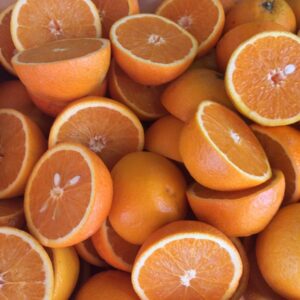 ¡Descubre el sabor natural y refrescante de nuestras naranjas de zumo en MercadosdeCadiz.com! Cultivadas en los campos de Cádiz con cuidado y selección manual, nuestras naranjas son una explosión de sabor equilibrado entre dulzura y acidez. Además, son una fuente poderosa de vitamina C, fibra y flavonoides antioxidantes, fortaleciendo tu sistema inmunológico, favoreciendo una digestión saludable y protegiendo tu cuerpo contra los radicales libres. ¡Pide ahora y disfruta de su frescura con nuestro servicio a domicilio!