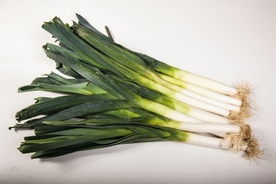 Los mejores puerros de la huerta de Conil en el Mercado Central de Abastos de Cádiz ideales para comerlos crudos, para añadirlos a ensaladas, hervidos o en potajes. Verduras frescas online. Mercados de Cádiz mercado online