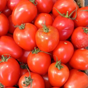 Descubre la exquisitez de los tomates de pera en mercadosdecadiz.com. Cultivados en la costa gaditana, estos tomates son una joya gastronómica. Su sabor jugoso y suave te transportarán a un paraíso culinario. Además, son una fuente de vitaminas y minerales esenciales, como la vitamina C para fortalecer tu sistema inmunológico y el licopeno, un poderoso antioxidante que protege tu corazón. Disfruta de la frescura y calidad de nuestros tomates de pera con nuestro servicio a domicilio. ¡Haz tu pedido ahora y deleita tu paladar con estos sabores únicos!