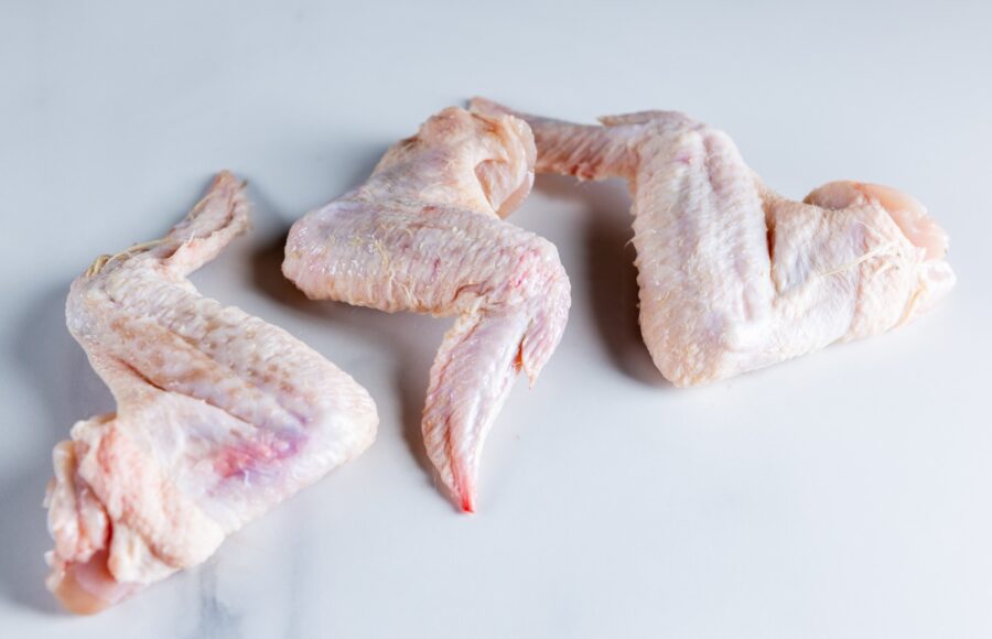 ¡Descubre el irresistible placer de nuestras alitas de pollo en MercadosdeCádiz.com! Deliciosamente crujientes por fuera, tiernas y jugosas por dentro. Nuestras alitas son ricas en proteínas magras, ideales para una alimentación equilibrada. Disfruta de una amplia variedad de sabores, desde las clásicas barbacoa hasta los picantes buffalo y los exóticos asiáticos. Y lo mejor de todo, ¡te las llevamos a casa con nuestro servicio a domicilio! Saborea las mejores alitas de pollo sin salir de tu hogar. ¡Haz tu pedido ahora y disfruta de un festín delicioso y saludable!