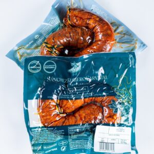 ¡Descubre los auténticos chorizos Jabuguitos de Sánchez Romero Carvajal en MercadosdeCadiz.com! Sumérgete en una experiencia culinaria única con estos chorizos tradicionales, elaborados con los mejores ingredientes y métodos artesanales. Cada chorizo Jabuguitos despierta tus sentidos con su intenso aroma ahumado y especiado. Su carne jugosa y tierna se deshace en la boca, ofreciendo un equilibrio perfecto entre picante y sabroso. Estos chorizos están elaborados con carne de cerdos ibéricos de bellota criados en libertad en las dehesas de la Sierra de Aracena y Picos de Aroche. Son una fuente de proteínas de alta calidad y bajo contenido de grasas saturadas. En MercadosdeCadiz.com, puedes adquirir los chorizos Jabuguitos y disfrutarlos en la comodidad de tu hogar. ¡Agrega un toque especial a tus comidas y deleita a tus invitados con el sabor auténtico de Sánchez Romero Carvajal! ¡Ordénalos ahora y déjate seducir por su irresistible calidad y sabor tradicional!