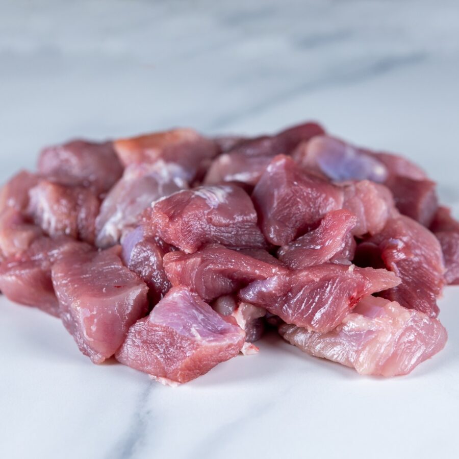 Carne de cerdo para guisar en carnicería Rubén Real en el mercado Central de Abastos de Cádiz. Guiso de cerdo ideal para recetas caseras. Mercados de Cádiz te lo lleva a casa.