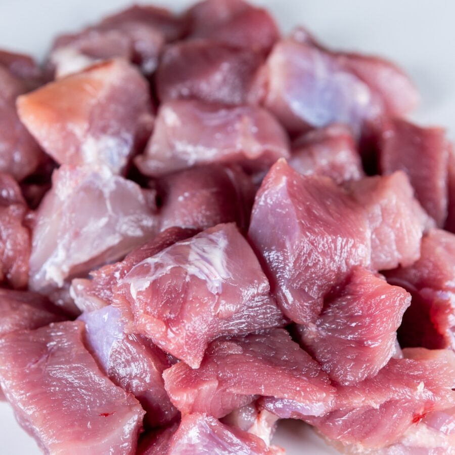 Carne de cerdo para guisar en carnicería Rubén Real en el mercado Central de Abastos de Cádiz. Guiso de cerdo ideal para recetas caseras. Mercados de Cádiz te lo lleva a casa.