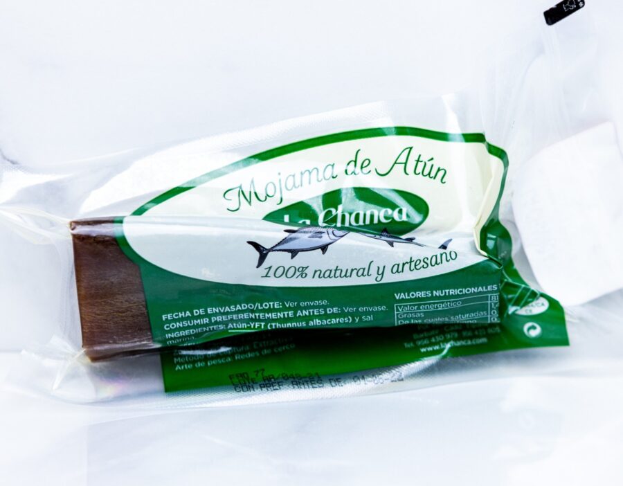 ¡Descubre la auténtica mojama de atún en mercadosdecadiz.com! Delicadamente seleccionada y elaborada por expertos artesanos, nuestra mojama te ofrece un sabor intenso y una textura única. Además, es una excelente fuente de proteínas, ácidos grasos omega-3 y minerales esenciales. Disfruta de sus propiedades saludables mientras te llevamos este tesoro gastronómico directamente a tu puerta. ¡En mercadosdecadiz.com, encontrarás la mojama de atún más exquisita y nutritiva. ¡No te lo pierdas!