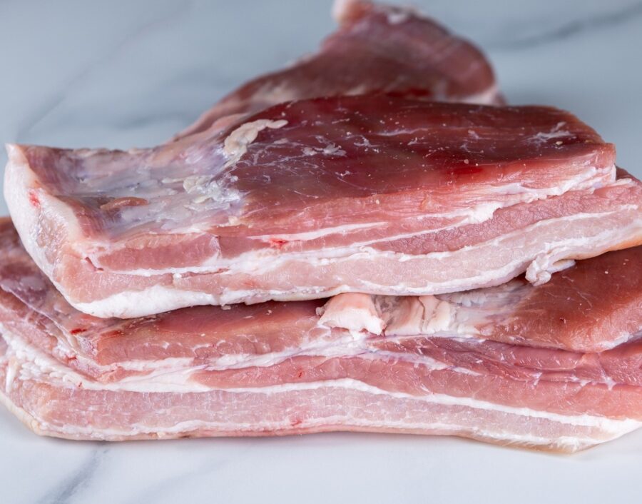 Panceta en carnicería Rubén Real en el Mercado Central de Abastos de Cádiz. Ideal para guisos, pucheros y barbacoa. Mercados de Cádiz te lo lleva a casa con su servicio a domicilio.