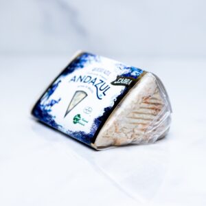 Queso azul de cabra Andazul. En Majuana en el Mercado Central de Abastos de Cádiz. Mercados de Cádiz te lo lleva a casa con su servicio a domicilio. Queso online en Cádiz