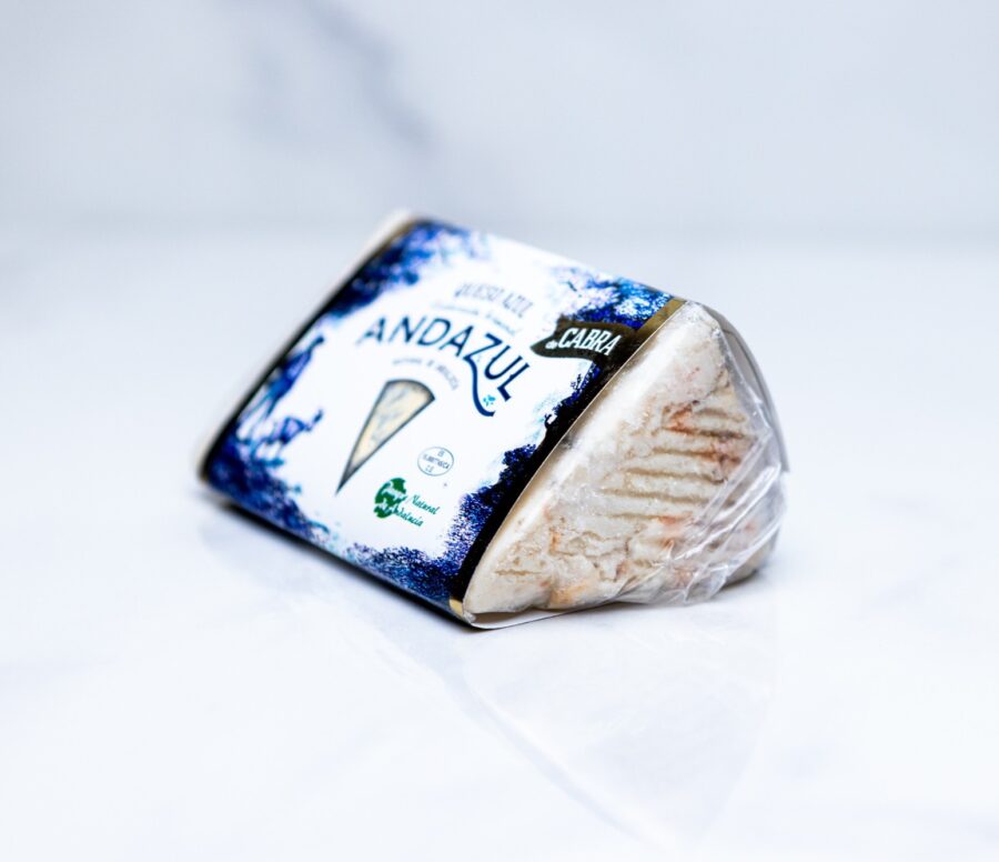 Queso azul de cabra Andazul. En Majuana en el Mercado Central de Abastos de Cádiz. Mercados de Cádiz te lo lleva a casa con su servicio a domicilio. Queso online en Cádiz