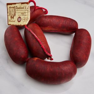 Descubre el auténtico sabor de Andalucía con el chorizo ​​de Ronda. Elaborado con las mejores carnes selectas y siguiendo una receta centenaria, este tesoro culinario te brinda un placer incomparable. Rico en proteínas de alta calidad, grasas saludables y nutrientes esenciales como hierro y vitaminas del complejo B, el chorizo ​​de Ronda no solo deleitará tu paladar, sino que también te aportará beneficios para la salud. Con nuestro servicio a domicilio en mercadosdecadiz.com, podrá disfrutar de esta alegría gastronómica sin salir de casa. ¡Descubre el auténtico sabor de la tradición andaluza con el chorizo ​​de Ronda!