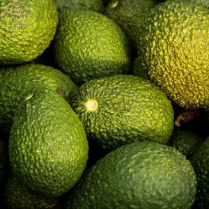 ¡Descubre la perfección verde en mercadosdecadiz.com! Nuestros aguacates frescos no solo elevan tus platos con su sabor suave y cremoso, sino que también brindan grasas saludables para tu corazón y vitamina E para tu piel. Disfruta de lo mejor en comodidad con nuestro servicio a domicilio. Tu experiencia culinaria de calidad está a solo un clic en mercadosdecadiz.com.