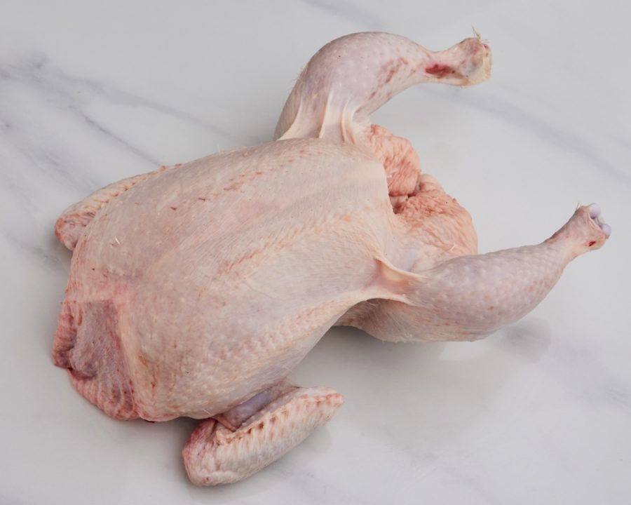 ¡Descubre el pollo entero más fresco y nutritivo en MercadosDeCadiz.com! Nuestro pollo entero es una excelente fuente de proteínas magras, vitaminas y minerales esenciales. Criado de manera natural y sin hormonas, garantiza una opción saludable. Disfrute de la calidad y comodidad con nuestro servicio de entrega a domicilio. ¡Haz tu pedido ahora!