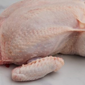 ¡Descubre el pollo entero más fresco y nutritivo en MercadosDeCadiz.com! Nuestro pollo entero es una excelente fuente de proteínas magras, vitaminas y minerales esenciales. Criado de manera natural y sin hormonas, garantiza una opción saludable. Disfrute de la calidad y comodidad con nuestro servicio de entrega a domicilio. ¡Haz tu pedido ahora!