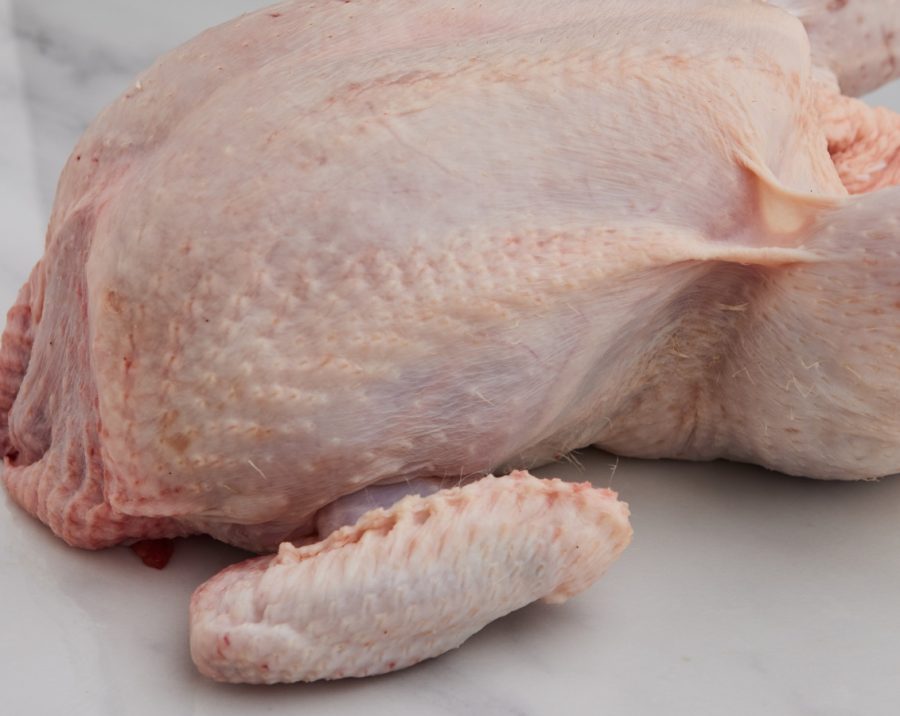 ¡Descubre el pollo entero más fresco y nutritivo en MercadosDeCadiz.com! Nuestro pollo entero es una excelente fuente de proteínas magras, vitaminas y minerales esenciales. Criado de manera natural y sin hormonas, garantiza una opción saludable. Disfrute de la calidad y comodidad con nuestro servicio de entrega a domicilio. ¡Haz tu pedido ahora!