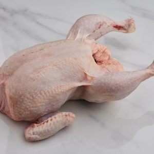 ¡Descubre el pollo entero más fresco y nutritivo en MercadosDeCadiz.com! Nuestro pollo entero es una excelente fuente de proteínas magras, vitaminas y minerales esenciales. Criado de manera natural y sin hormonas, garantiza una opción saludable. Disfrute de la calidad y comodidad con nuestro servicio de entrega a domicilio. ¡Haz tu pedido ahora!