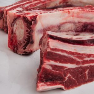 ¡Descubre la exquisita indulgencia de nuestras costillas de ternera deshuesada en mercadosdecadiz.com! Provenientes de las mejores terneras, estas costillas son una fuente de proteínas magras, vitaminas y minerales esenciales. Además, su versatilidad en la cocina te permitirá crear platos irresistibles y saludables. ¡Disfruta de su calidad y sabor con nuestro servicio a domicilio! Haz tu pedido ahora y déjate llevar por la delicia de nuestras costillas de ternera deshuesada.