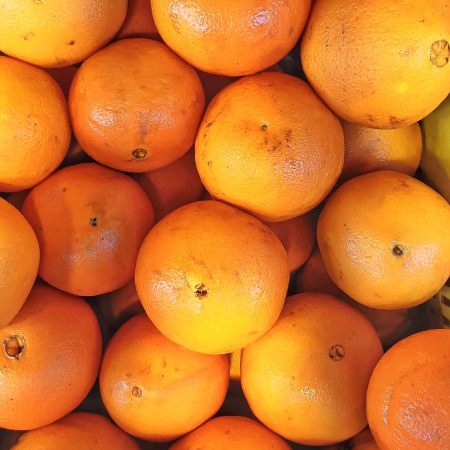 ¡Descubre las naranjas especiales de Cádiz en mercadosdecadiz.com y déjate cautivar por su sabor único y sus increíbles beneficios para la salud! Estas jugosas y refrescantes frutas son una fuente natural de vitamina C y mantienen antioxidantes, que fortalecerán tu sistema inmunológico y te ayudarán a mantenerte saludable. ¡Compra ahora y disfruta de nuestras naranjas especiales con nuestro conveniente servicio a domicilio!