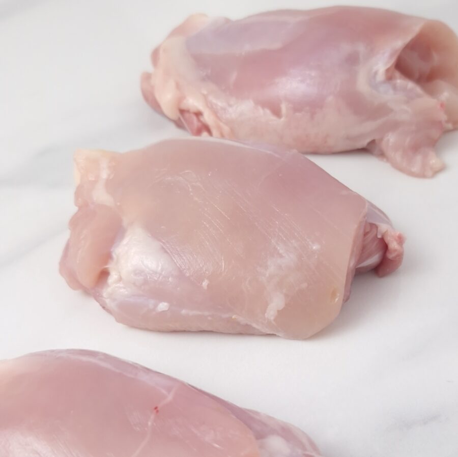 Descubre la perfección jugosa y tierra del contramuslo de pollo deshuesado. Compra en mercadosdecadiz.com y disfruta de su sabor excepcional en la comodidad de tu hogar con nuestro servicio a domicilio. Eleva tus comidas a un nivel superior con esta delicia culinaria. ¡Haz clic ahora y sorprende a tu paladar!