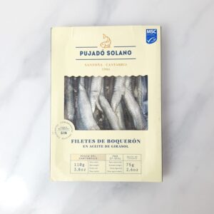 ¡Descubre la exquisitez marina con los Filetes de boquerón de Santoña Pujadó Solano! Cuidadosamente seleccionados y preparados, estos filetes destacan por su textura suave, sabor delicado y frescura incomparable. Además, son una fuente de proteínas de alta calidad, ácidos grasos omega-3 y vitaminas del grupo B, beneficiando tu salud cardiovascular y nerviosa. ¡Disfruta de su delicioso sabor y sus propiedades nutricionales! Adquiérelos en MercadosdeCadiz.com y te los llevamos a casa con nuestro servicio a domicilio. ¡Los auténticos Filetes de boquerón de Santoña Pujadó Solano te esperan!