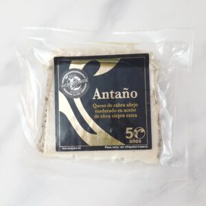 Descubre el Queso de Cabra Añejo madurado en aceite de oliva Antaño. Elaborado con leche de cabra seleccionada y madurado en aceite de oliva extra virgen, este queso artesanal te brinda una experiencia gastronómica inigualable. Su sabor intenso y ligeramente picante se combina con una textura suave y cremosa. Además, es una excelente fuente de calcio, proteínas y vitaminas A y D, beneficiosas para los huesos, los músculos y el sistema inmunológico. Disfruta de la comodidad de nuestro servicio a domicilio y déjate llevar por los sabores únicos del Queso de Cabra Añejo madurado en aceite de oliva Antaño. ¡Haz tu pedido hoy mismo en mercadosdecadiz.com y descubre el detalle de este queso excepcional!