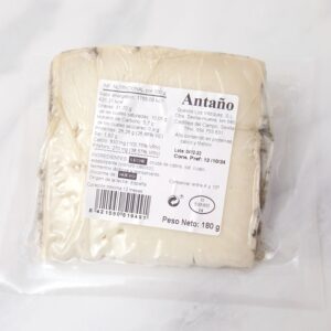 Descubre el Queso de Cabra Añejo madurado en aceite de oliva Antaño. Elaborado con leche de cabra seleccionada y madurado en aceite de oliva extra virgen, este queso artesanal te brinda una experiencia gastronómica inigualable. Su sabor intenso y ligeramente picante se combina con una textura suave y cremosa. Además, es una excelente fuente de calcio, proteínas y vitaminas A y D, beneficiosas para los huesos, los músculos y el sistema inmunológico. Disfruta de la comodidad de nuestro servicio a domicilio y déjate llevar por los sabores únicos del Queso de Cabra Añejo madurado en aceite de oliva Antaño. ¡Haz tu pedido hoy mismo en mercadosdecadiz.com y descubre el detalle de este queso excepcional!