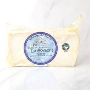 ¡Descubre el Queso de Cabra Payoya curado en aceite La Covacha en mercadosdecadiz.com! Elaborado con leche de cabras Payoya de la Sierra de Grazalema, este queso artesanal deleitará tus sentidos con su sabor intenso y textura cremosa. Además, es una excelente fuente de proteínas, minerales y vitaminas del complejo B. Disfrútalo solo o en tus platos favoritos y aprovecha el servicio a domicilio para recibirlo en la puerta de tu hogar. ¡Ordena ahora y descubre por qué La Covacha es sinónimo de calidad y tradición en el mundo del queso!