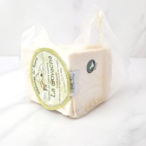 ¡Bienvenidos a MercadosdeCádiz.com! Descubre el exquisito queso de cabra curado en manteca ibérica La Covacha. Seleccionado con esmero y elaborado artesanalmente, este queso combina la suavidad de la manteca ibérica con un sabor intenso y cremoso. Además de su irresistible sabor, este queso es rico en proteínas, calcio y vitamina B12, brindando beneficios para tu salud. ¡Disfruta de este tesoro gastronómico en la comodidad de tu hogar con nuestro servicio de entrega a domicilio! ¡Haz tu pedido ahora y vive una experiencia gourmet sin igual!