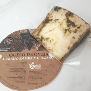 ¡Descubre el auténtico sabor de la tradición con nuestro Queso de Oveja Curado con Miel y Orégano Villarejo! Una combinación exquisita que te transportará a los campos de Villarejo, donde se elaborará este tesoro gastronómico. Su suavidad y cremosidad se fusionan con la dulzura de la miel y el aroma del orégano, creando una experiencia de sabor única. Además, este queso es una fuente natural de proteínas, calcio y vitaminas, brindando beneficios para tu salud. ¡Disfruta de este exquisito queso en mercadosdecadiz.com y recíbelo en casa con nuestro servicio a domicilio!