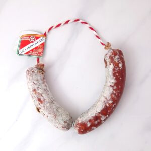 ¡Descubre el exquisito sabor del Chorizo ​​Ibérico Picante Casero Jovira en mercadosdecadiz.com! Elaborado con maestría y tradición, este embutido artesanal te sorprenderá con su intensidad y picante. Disponible con nuestro servicio a domicilio. ¡Ordénalo ahora y disfruta de un bocado lleno de pasión y fuego!