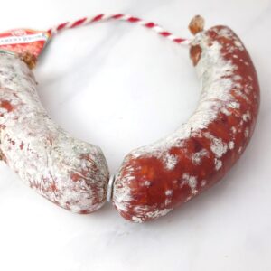 ¡Descubre el exquisito sabor del Chorizo ​​Ibérico Picante Casero Jovira en mercadosdecadiz.com! Elaborado con maestría y tradición, este embutido artesanal te sorprenderá con su intensidad y picante. Disponible con nuestro servicio a domicilio. ¡Ordénalo ahora y disfruta de un bocado lleno de pasión y fuego!