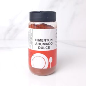 ¡Descubre nuestro Pimentón Ahumado dulce Premium! Cultivado con esmero, este condimento único aporta un auténtico sabor ahumado a tus platos favoritos. Además, es rico en antioxidantes y vitaminas esenciales para cuidar tu bienestar. Prueba su versatilidad en guisos, salsas y adobos. ¡Sorprende a tu paladar con MercadosdeCadiz.com y disfruta de su servicio a domicilio! Eleva tus recetas con el Pimentón Ahumado y despierta tus sentidos culinarios.