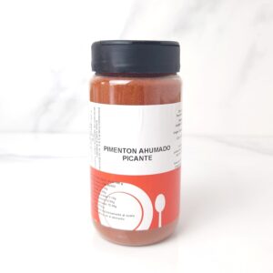 ¡Descubre el Pimentón ahumado picante en MercadosdeCadiz.com! Un condimento único que equilibra el picante y el ahumado para llevar tus platos a nuevas alturas de sabor. Rico en antioxidantes y capsaicina, brinda beneficios para tu salud y estimula el metabolismo. ¡Agrega este tesoro culinario a tus recetas y déjate cautivar por su auténtico aroma y delicioso sabor! Servicio a domicilio disponible para que disfrutes sin salir de casa. ¡Haz tu pedido ahora y vive una experiencia gastronómica excepcional!