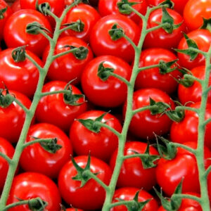 ¿Cansado de tomates sosos? ¡Prueba nuestros Tomates Cherry! Un bocado explosivo de sabor y frescura que transformará tus platos. Disfruta de su textura crujiente, sabor dulce y ácido, y colores vibrantes. Ricos en vitaminas, fibra y potasio. Ideales para ensaladas, aperitivos, pizzas, salsas... ¡Las posibilidades son infinitas! Compra online en mercadosdecadiz.com y te los llevamos a casa. ¡Disfruta del sabor de la huerta en tu mesa!